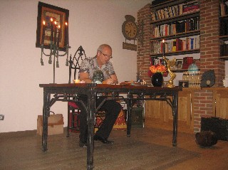 le pasteur Michel Genton dans son bureau le pasteur Michel Genton dans son bureau
