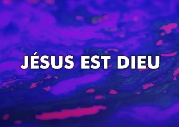 image de couleur bleu avec taches roses marquée Jésus est Dieu