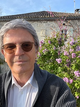 Michel GENTON devant son bureau