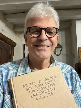 Michel Genton tient la Bible contre son cœur