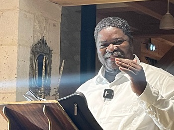 Nicolas Sawadogo apporte le message de Dieu chez nous
