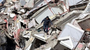 bâtiment en ruine suite à un tremblement de terre