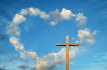 La Croix s’élève et un cœur se forme dans le ciel