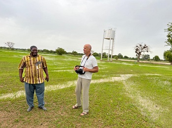 Philippe Navez de notre Communauté et Nicolas devant le Château d’Eau au Burkina Faso qui est fonctionnel