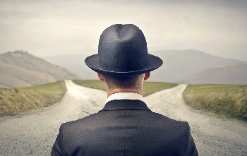 un homme doit choisir entre deux chemins possibles