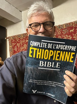 Michel tiens le livre Éthiopien des écrits tenus cachés