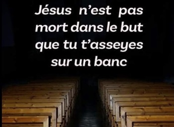 des bancs d'églises vides