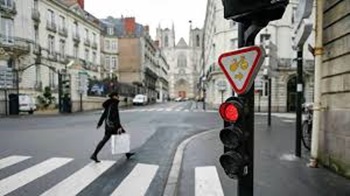 le feu passe du vert au rouge et ça m'énerve. Mais pourquoi ?