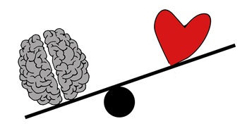 un cœur et un cerveau sur une balance