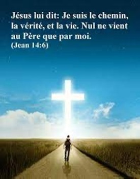 Un homme marche sur le chemin vers la croix