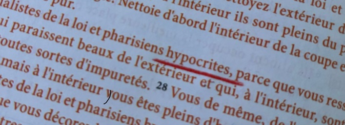 une photo d’un passage de La Bible où Jésus traite les religieux d’hypocrites