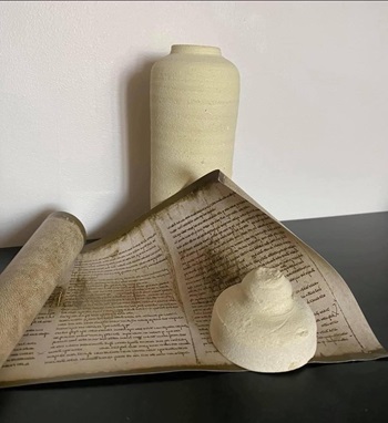 une jarre et un manuscrit de la mer morte