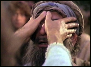 Jésus nous enseigne d’imposer les mains aux malades