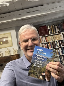 Michel présente le livre de Chloé