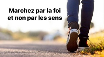 quelqu’un marche