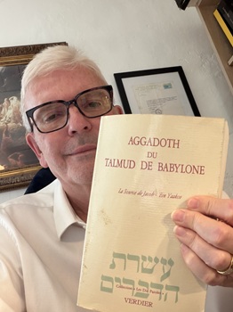 Le Pasteur Michel Genton tient dans sa main le Talmud
