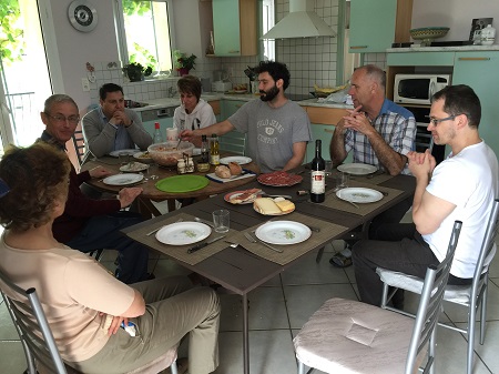 Ils premaient leur repas en commun