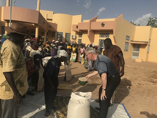 Distribution de riz et de mils dans la commune de Boussé (Burkina-Faso)