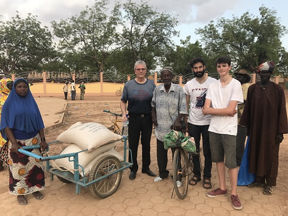 des sacs de riz et de mils sur une charette avec le Pasteur Michel Genton, Olivier et Lucas à Boussé (Burkina-Faso) des sacs de riz et de mils sur une charette avec le Pasteur Michel Genton, Olivier et Lucas à Boussé (Burkina-Faso)