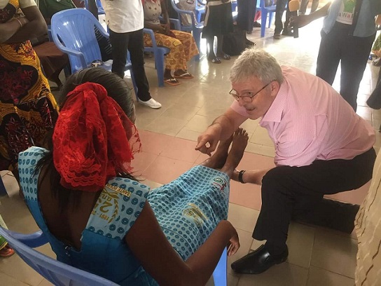Le Pasteur Michel Genton rallonge une jambe de deux centimètres au Nom de Jésus-Christ à une femme dans une église au Burkina-Faso Le Pasteur Michel Genton rallonge une jambe de deux centimètres au Nom de Jésus-Christ à une femme dans une église au Burkina-Faso