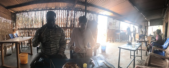 Un 'resto' vers Boussé (Burkina-Faso) Un 'resto' vers Boussé (Burkina-Faso)