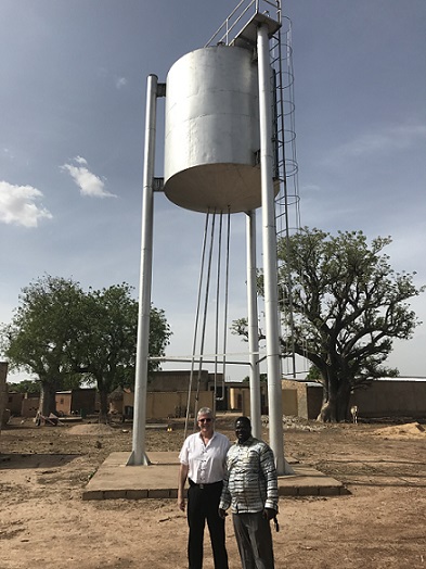 Un château d'eau à boussé (Burkina-Faso) financé par l'assoiation C'est faisable. Le Pasteur Michel Genton et Nicolas Sawadogo Un château d'eau à boussé (Burkina-Faso financé par l'assoiation C'est faisable. Le Pasteur Michel Genton et Nicolas Sawadogo