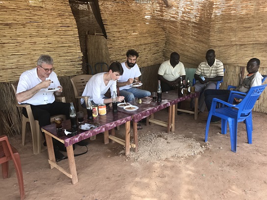 Le Pasteur Michel Genton, Olivier, Lucas et leurs accompagnateurs prennent un repas au bord de la route entre Ouagadougou et boussé (Burkina-Faso) Le Pasteur Michel Genton, Olivier, Lucas et leurs accompagnateurs prennent un repas au bord de la route entre Ouagadougou et boussé (Burkina-Faso)