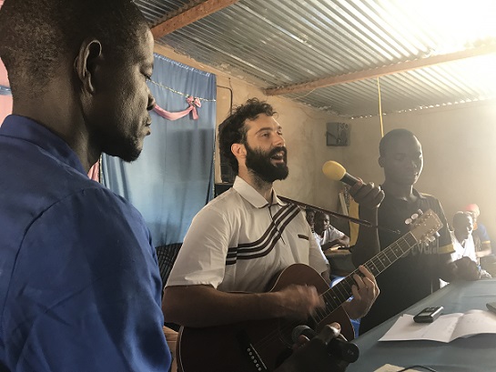 Olivier chante en Moré dans une église au Burkina-Faso Olivier chante en Moré dans une église au Burkina-Faso