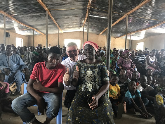 Une femme et un garçon guéri de cecité dans une réunion à Fada (Burkina-Faso) Une femme et un garçon guéri de cecité dans une réunion à Fada (Burkina-Faso)