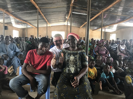 Une femme et un garçon guéri de cecité dans une réunion à Fada (Burkina-Faso)