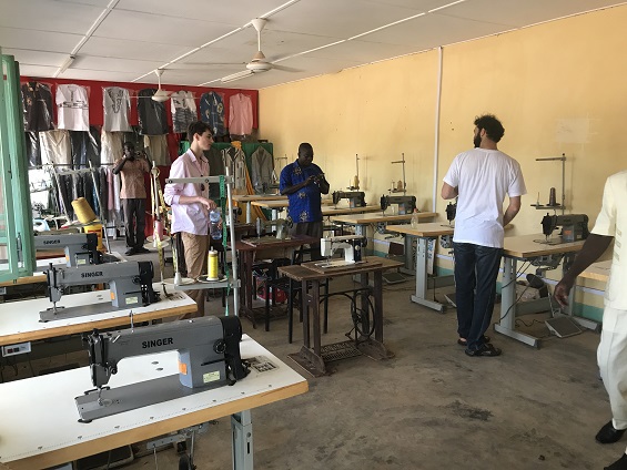 Les machines à coudre dans une des classes de l'école de couture et de coiffure de notre frère Boukary Koidima à Fada (Burkina-Faso) Les machines à coudre dans une des classes de l'école de couture et de coiffure de notre frère Boukary Koidima à Fada (Burkina-Faso)