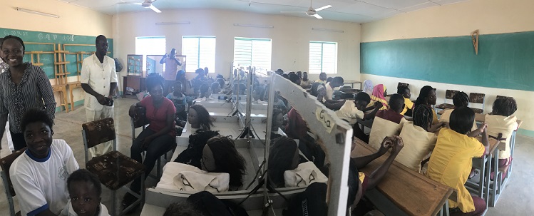 Une des classes de l'école de couture et de coiffure de notre frère Boukary Koidima avec les élèves en apprentissage à Fada (Burkina-Faso)