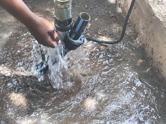 De l'eau jaillit gràce à la pompe achetée par l'association C'est faisable pour alimenter le château d'eau à boussé (Burkina-Faso) De l'eau jaillit gràce à la pompe achetée par l'association C'est faisable pour alimenter le château d'eau à boussé (Burkina-Faso