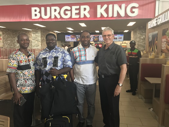 Le Pasteur Michel Genton, le Pasteur Nicolas Sawadogo et le prophète levi au Burger king de l'aéroport d'Abidjan (Côte d'Ivoire) Le Pasteur Michel Genton, le Pasteur Nicolas Sawadogo et le prophète levi au Burger king de l'aéroport d'Abidjan (Côte d'Ivoire)