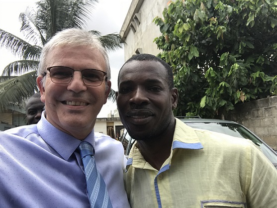 Le Pasteur Michel Genton et un jeune homme guéri de violentes douleurs dans le dos par Jésus-Christ à Abidjan (Côte d'Ivoire) Le Pasteur Michel Genton et un jeune homme guéri de violentes douleurs dans le dos par Jésus-Christ à Abidjan (Côte d'Ivoire)