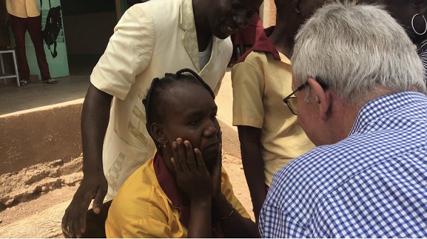 Une jeune fille sourde et muette guérie après que le Pasteur Michel Genton ait prié au Nom de Jésus-Christ dans une classe de l'école de couture et coiffure de notre frère Boukary Koidima à Fada (Burkina-Faso) Une jeune fille sourde et muette guérie après que le Pasteur Michel Genton ait prié au Nom de Jésus-Christ dans une classe de l'école de couture et coiffure de notre frère Boukary Koidima à Fada (Burkina-Faso)