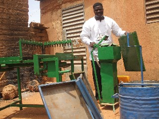 le pasteur Nicolas Sawadogo avec la savonnerie